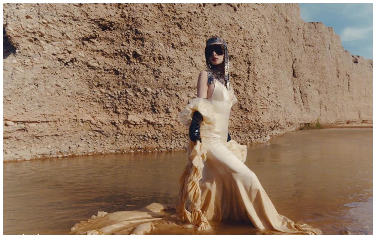 倪妮|倪妮靠穿GUCCI又一次封神！封面造型太华丽，居然把珠宝戴在后背