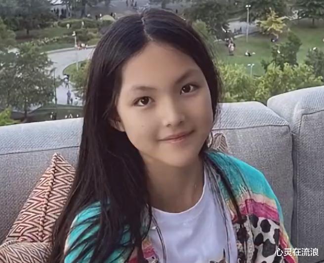 王诗龄|李湘晒国外奢侈生活，王诗龄街头玩手机被偶遇，母女俩越长越像