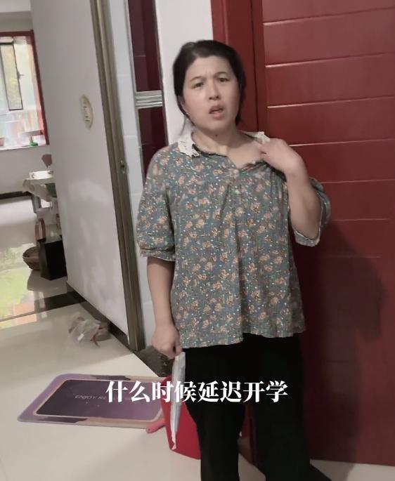 女子刚被送走就通知延迟开学，瞒着妈妈偷偷回家，妈妈反应太真实