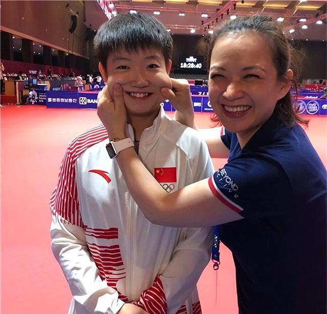 c位|孙颖莎全家福照，爸爸坐在C位，妈妈颜值高与孙颖莎好似亲姐妹