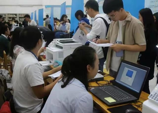 事业单位|人社部发布新通知,应届生将迎来调整,事业单位招聘门槛降低