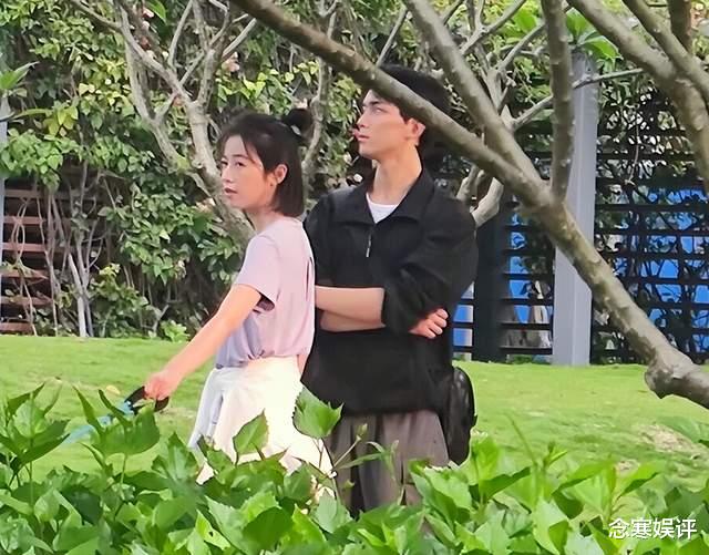 吴磊|23岁吴磊晒户外帅照，不是逗狗玩就是放飞筝，浓眉大眼越长越帅气