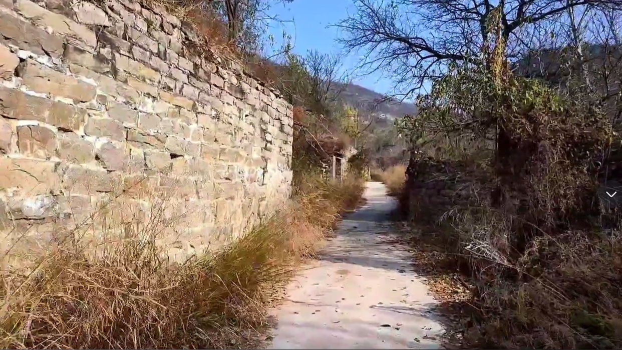 山西省|山西阳泉悬崖村,悬崖峭壁景色壮美,无人居住杂草丛生