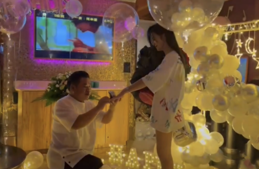 |冷少与正牌女友过节，帝王蟹大甲鱼堪称壕宴，网友觉得长相不搭