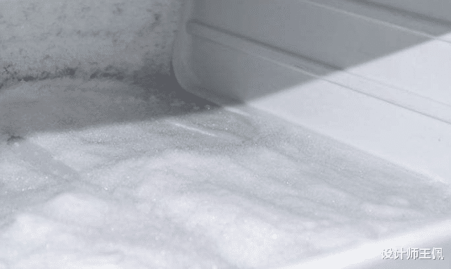 冰箱结冰太厚别铲!用1个塑料瓶解决,冰块哗哗掉,真的太厉害了