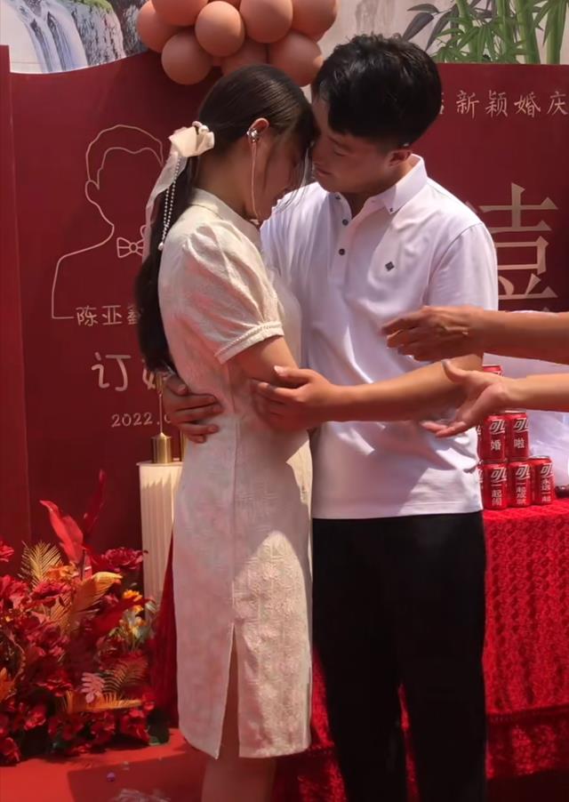 新人太害羞不会拥抱,大妈手把手教学,网友:一看就是相亲认识的
