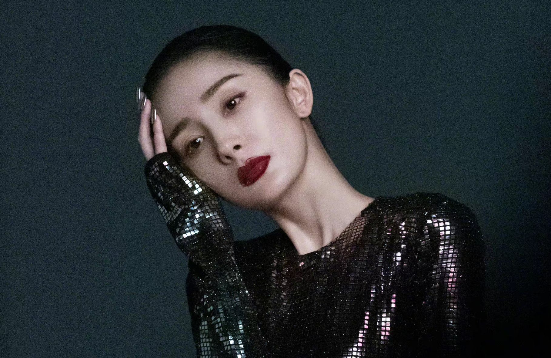 杨幂 杨幂总算颜值回春，梳着胎毛刘海嫩得像少女，撒娇的样子好迷人
