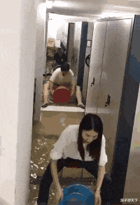 |43岁女星疑翻车!拒绝支付男演员月薪,被曝曾插足圈内人婚姻