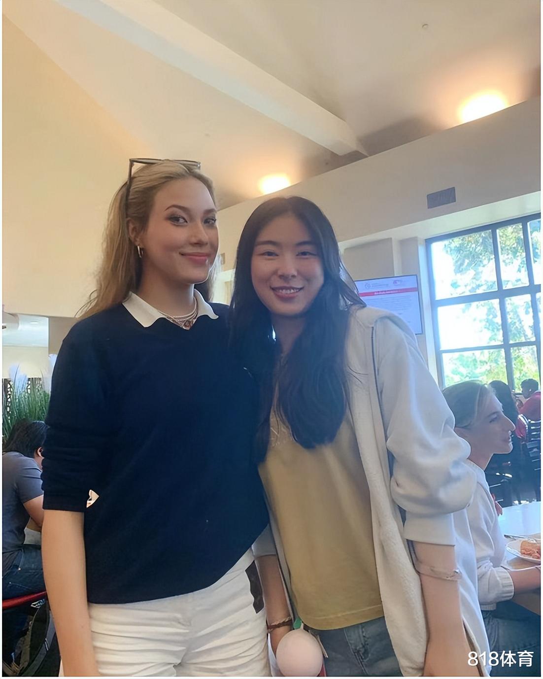 学生谷! 谷爱凌斯坦福读大一, 和金发帅哥看橄榄球, 被中国美女食堂追星