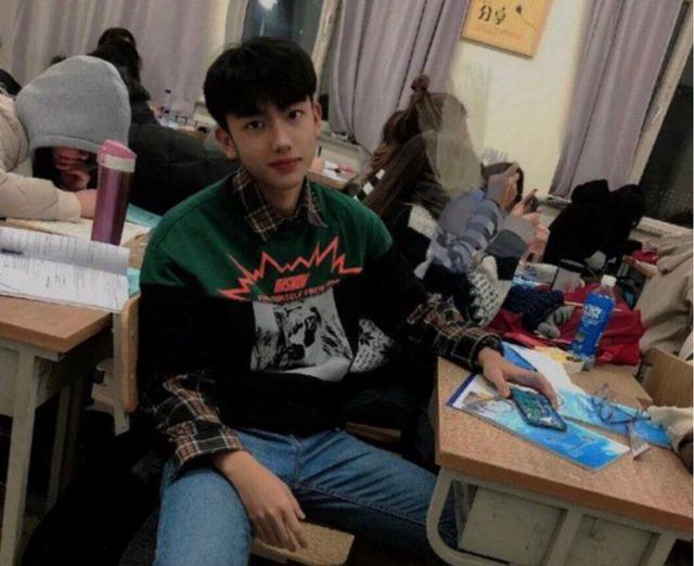 发型 初中生“违规”发型亮了,学校按规定落实三不过,女生:没脸见人