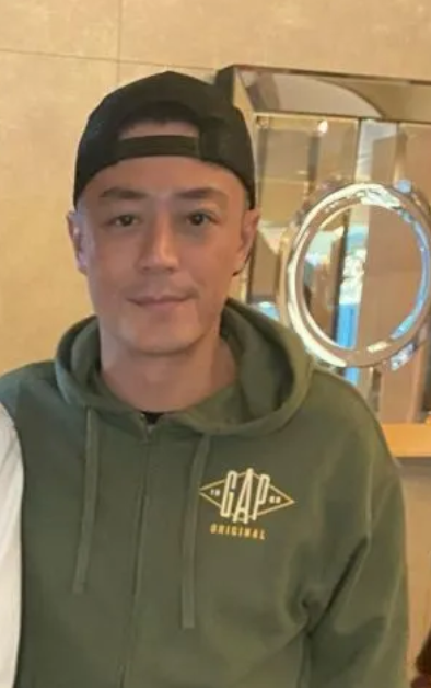 霍建华|林心如全家外出就餐，42岁霍建华憔悴不如服务员，小海豚身高优越