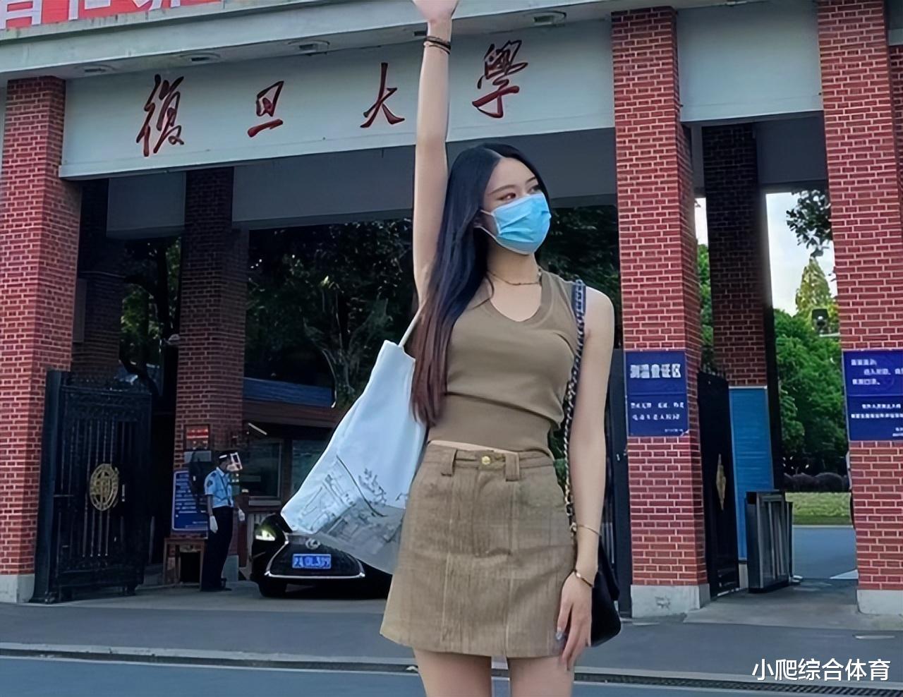 范志毅|范志毅为女儿庆生!只比后妈小12岁神似姐妹,考进复旦走名媛路线