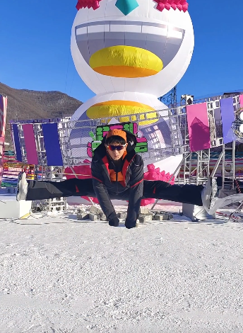 吴奇隆|51岁吴奇隆雪场兴奋玩耍！空中跳一字马太惊艳，嘟嘴卖萌身形矫健