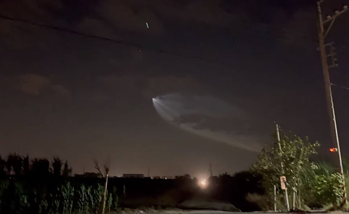 台南夜空出现发光不明飞行物！呈V字形，悬浮在空中，怎么回事？