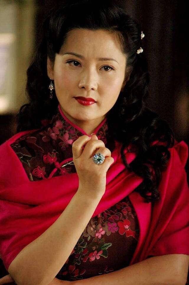 发型 中年女人想时髦洋气，从放弃你的“黑长直”开始，看何赛飞就知道