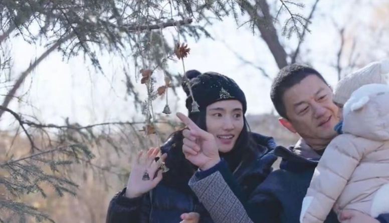 李亚鹏|李亚鹏携妻女现身乡下新屋！亲手做饭熬鸡汤，女儿正脸罕见被曝