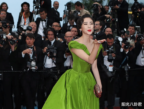 明星素颜 素颜寡淡无味,妆后美到发光,建议这8位女星直接把妆“焊”脸上