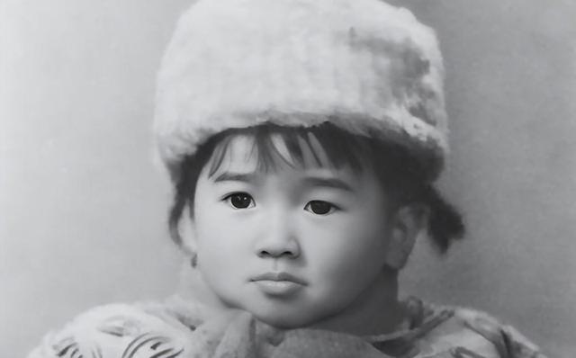 左小青|45岁左小青带家人外出就餐，打扮优雅皮肤超好，女儿罕见露面