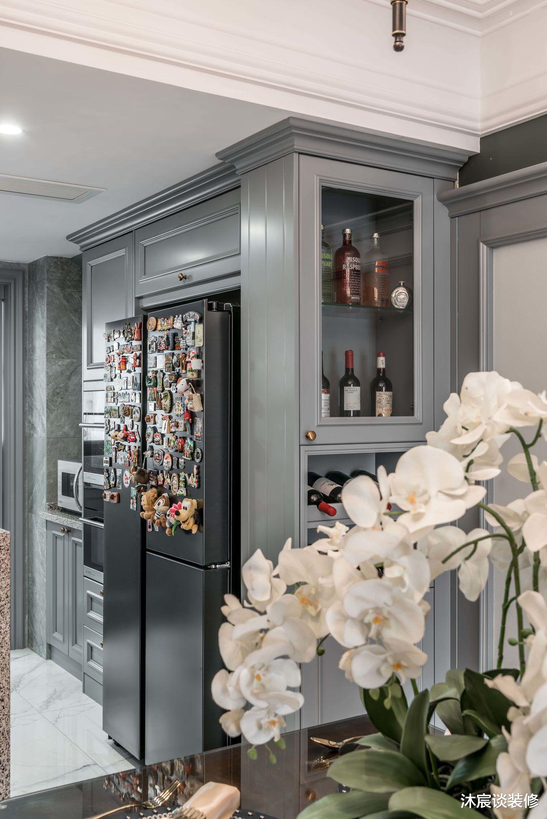 她不要“网红”风格，新家装成经典美式风，到处透露着休闲的浪漫感