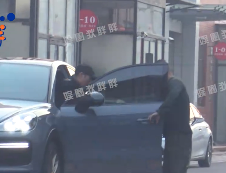 张艺谋|72岁张艺谋亲自开车上下班,员工队列欢迎,女助理颜值不输女明星