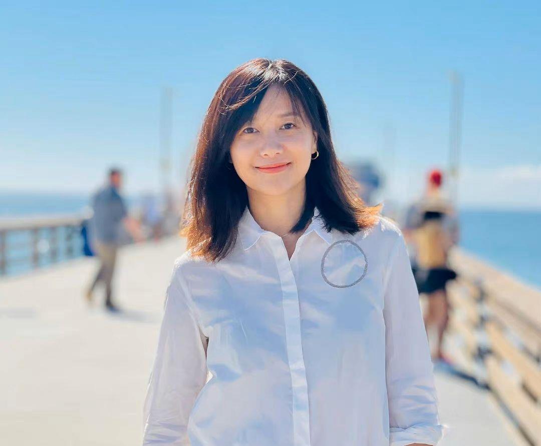 徐静蕾|徐静蕾瘦好多！久违晒照光脚在豪宅弹琴，瘦成锥子脸太像朱珠了