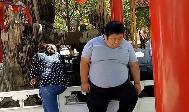 医生 320斤男子骑车时睡着，从立交桥掉落