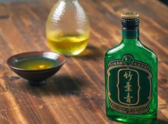 四川一富豪买酒,只因店员态度不好,竟怒摔8瓶茅台,发生了啥?