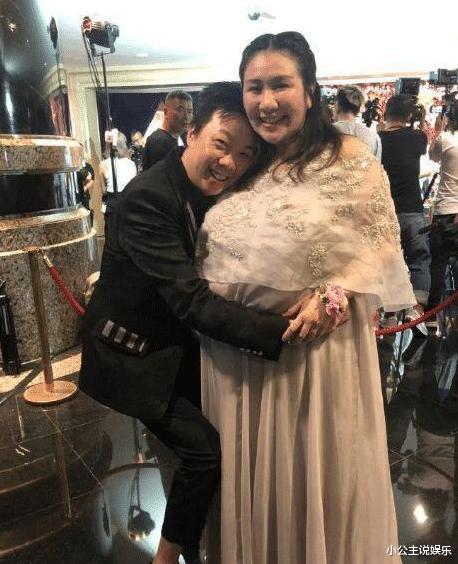 王心凌|赌王女儿何超盈晒照瘦身成功，尖下巴明显，背后名画才是亮点