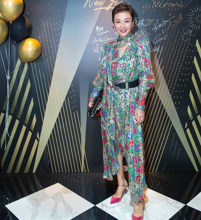 吕良伟|吕良伟与一众富婆爬山，穿背心手臂肌肉太抢镜，66岁仍健硕似小伙