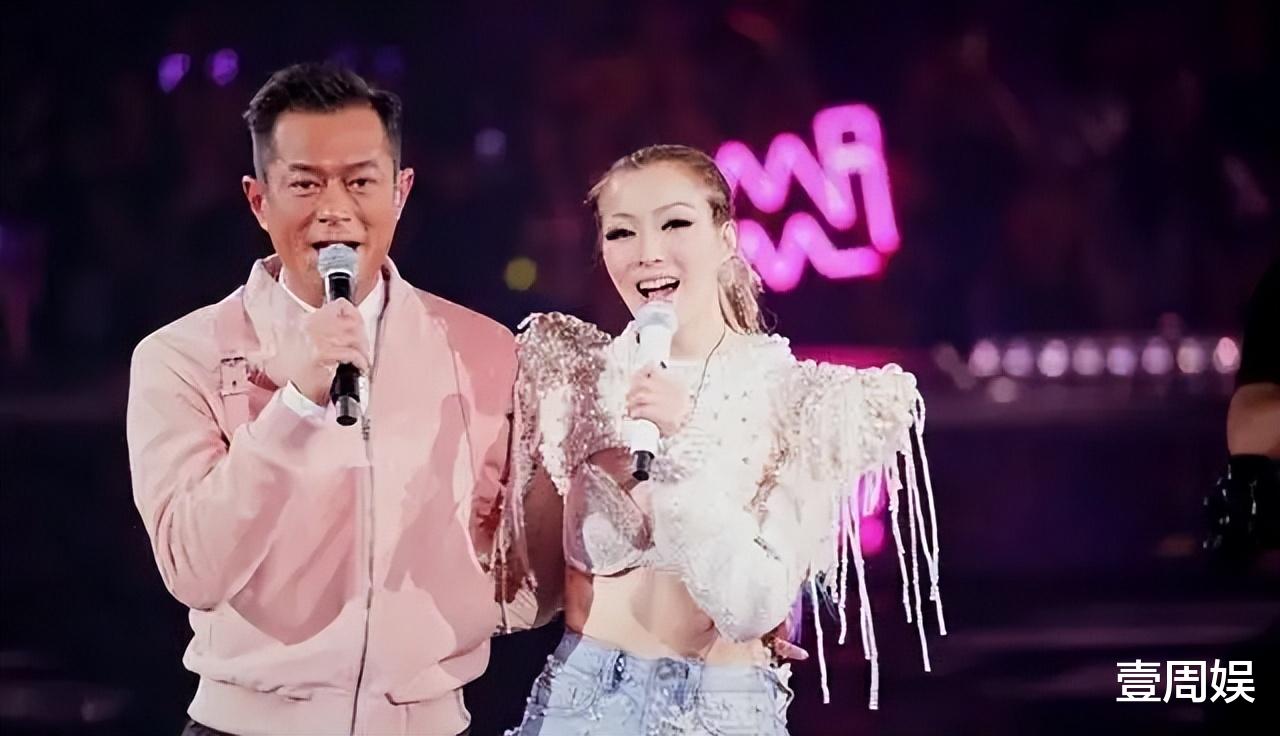 黄梓熙|郑秀文穿蓝色深V裙现身,笑容灿烂气质如兰,透露明年开演唱会