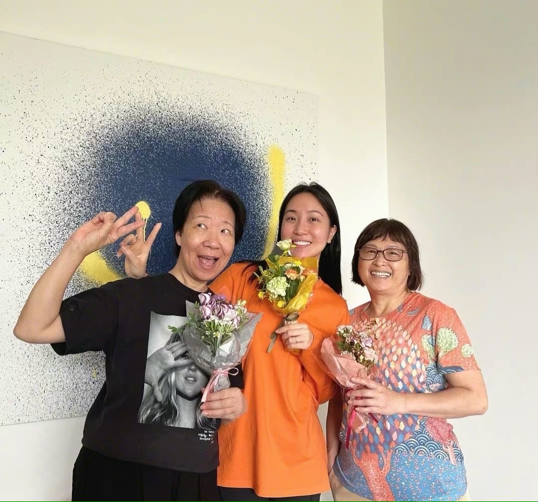 杨祐宁|39岁杨祐宁深夜晒娃营业,带女儿看海画面温馨,满眼宠溺超有爱