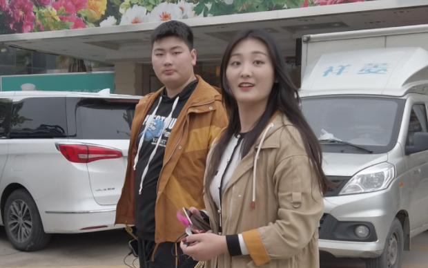 朱之文|大衣哥儿子又被美女提亲？大衣嫂亲自迎接，女方长相文静有气质