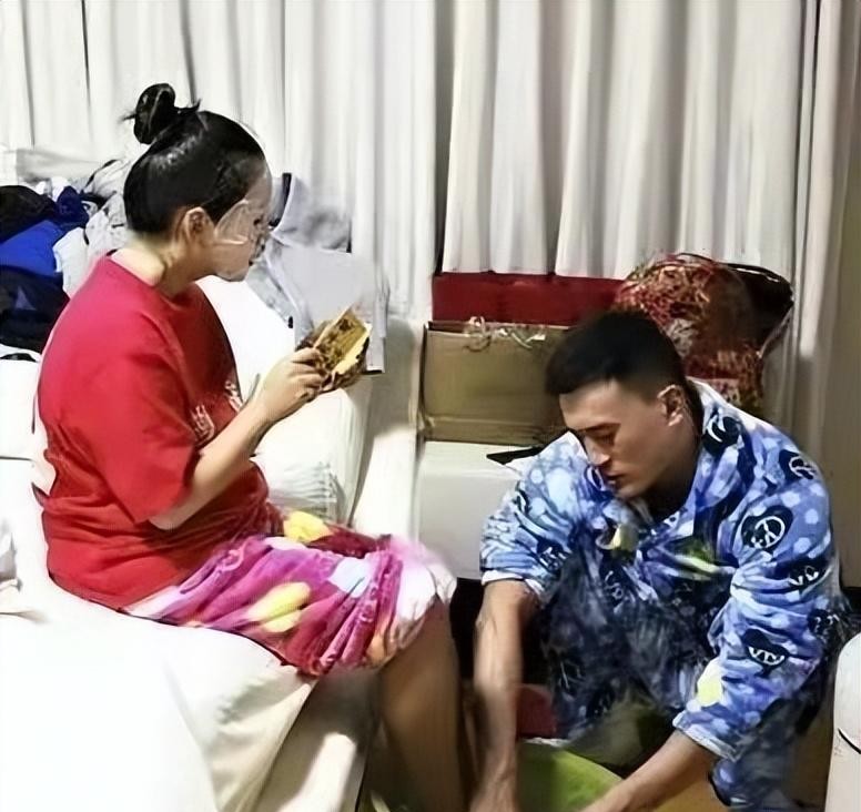 何洁|曾经的顶流女星，离婚被曝婚内出轨，如今直播哭诉失业养娃难