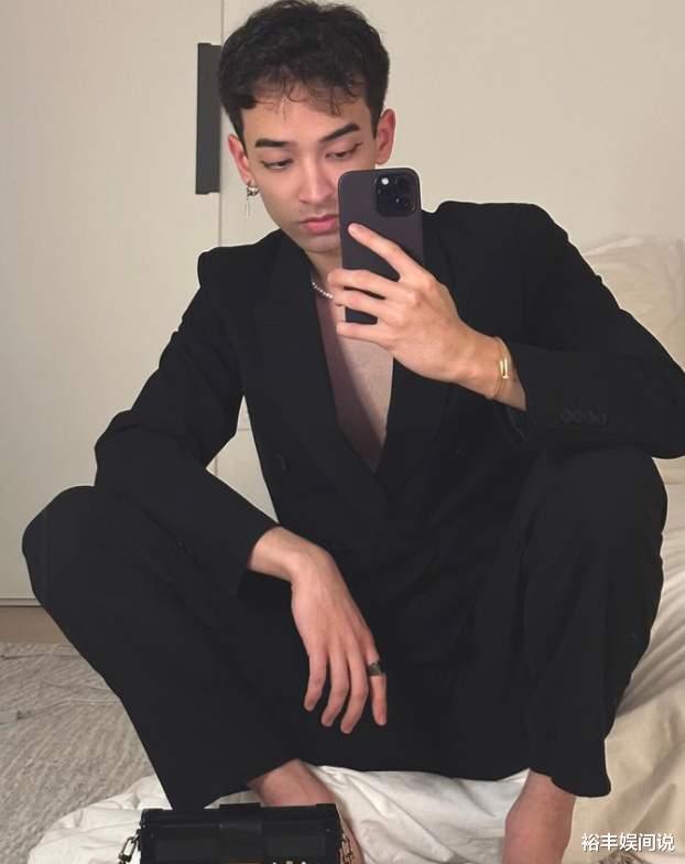 韦唯|韦唯全家移居纽约!一家四口吃火锅喝啤酒夸新年,大儿子最显帅气