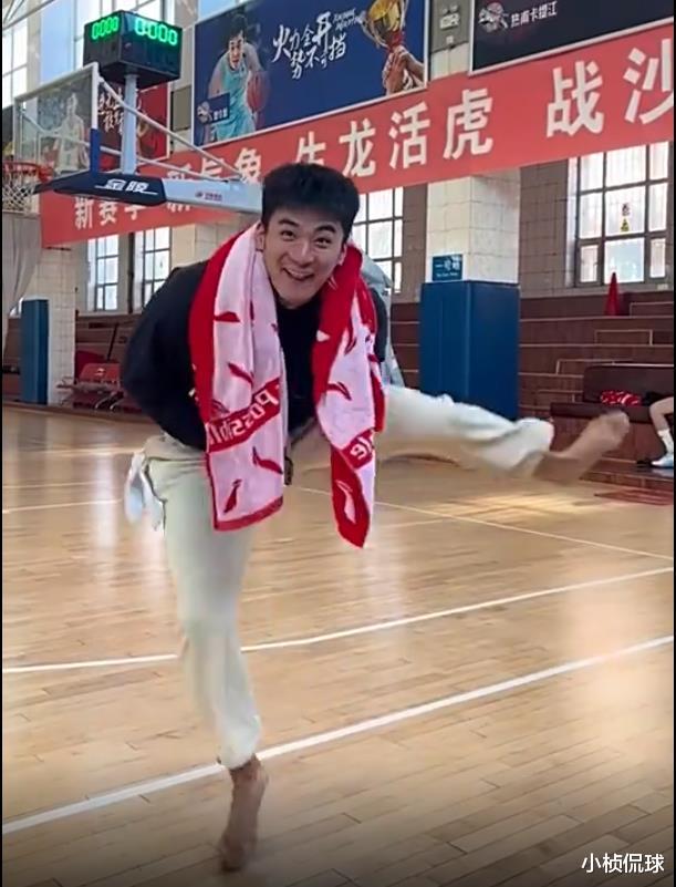二哥|宏远旧将亲承告别CBA，辽篮二哥秀精湛手艺，齐麟晒队友赤脚热舞