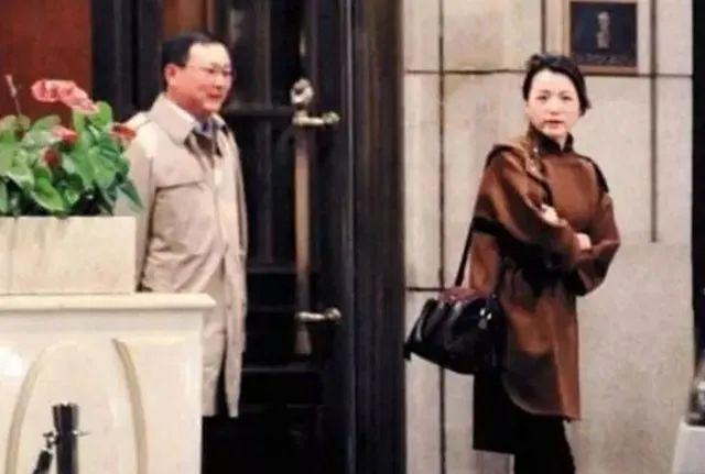 章泽天|4位内地豪门阔太现状，姚安娜母亲已离婚，章泽天夫妇身家千亿