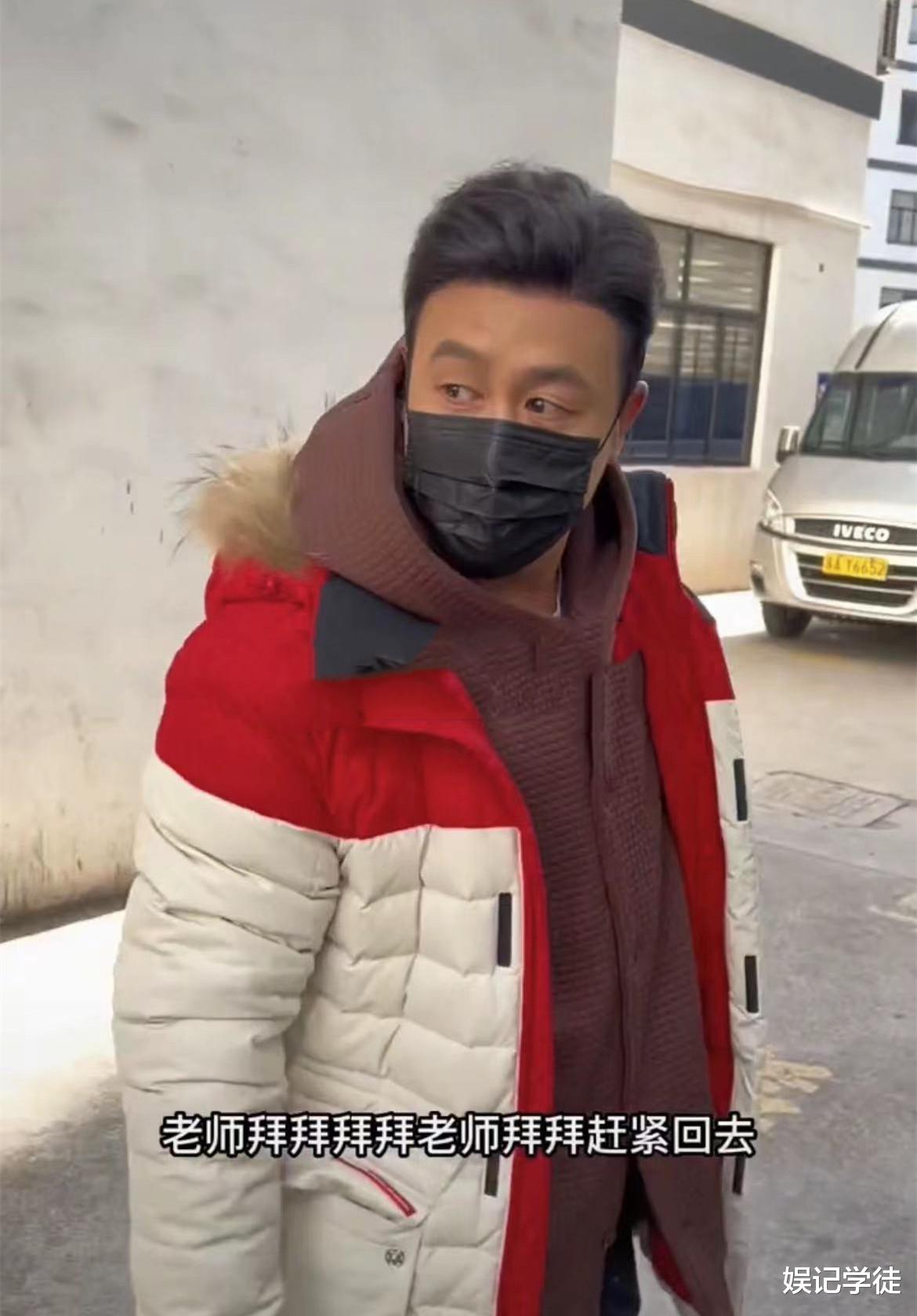 张颂文|网友在片场偶遇46岁张颂文，穿着朴素简单，态度亲切为粉丝签名