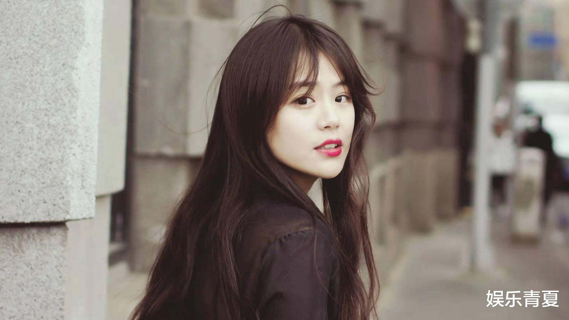 白客|白客片场爱唱《再回首》,马思纯笑点很低,分享《江照黎明》“诚楠”动心时刻