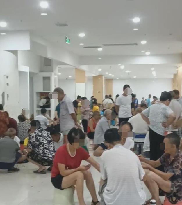 大爷大妈三四百人组队去超市蹭空调,撵不走,却无可奈何
