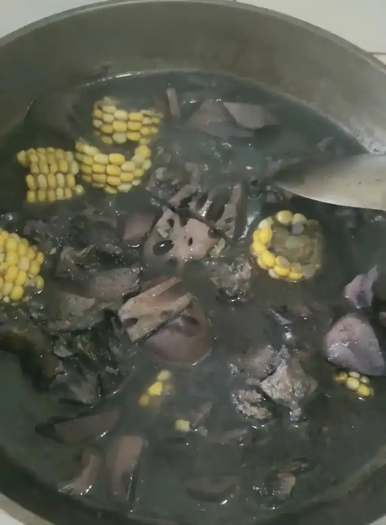 牧风芳华 炖了一锅莲藕玉米排骨汤，全变黑了，说是铁锅惹的祸：铁不背这个锅