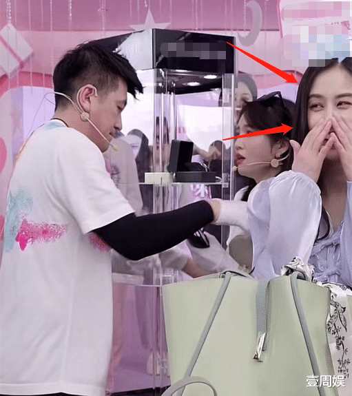 黄圣依|杨子直播面红耳赤脑袋冒汗,表演欲溢出屏幕,黄圣依在旁边偷笑