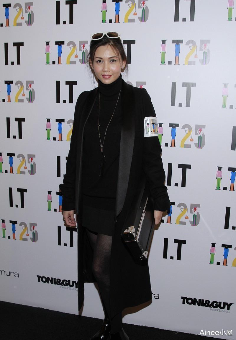 邱淑贞|邱淑贞的脸没咋变,穿黑裙配大衣秀出好身材,和年轻时没啥差别