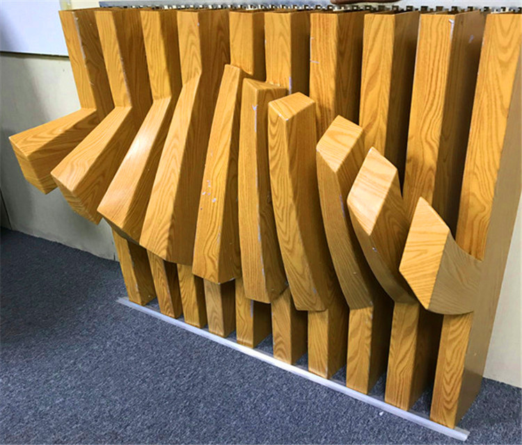 弧形铝方通多少钱一米?铝方通吊顶,木纹铝方通吊顶厂家,铝方通应用