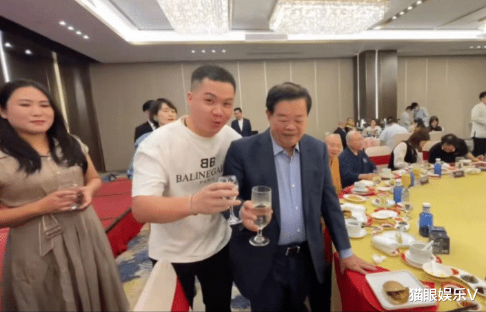 c位|76岁曹旺德近况曝光!现身酒会坐C位气场强,面色红润状态好