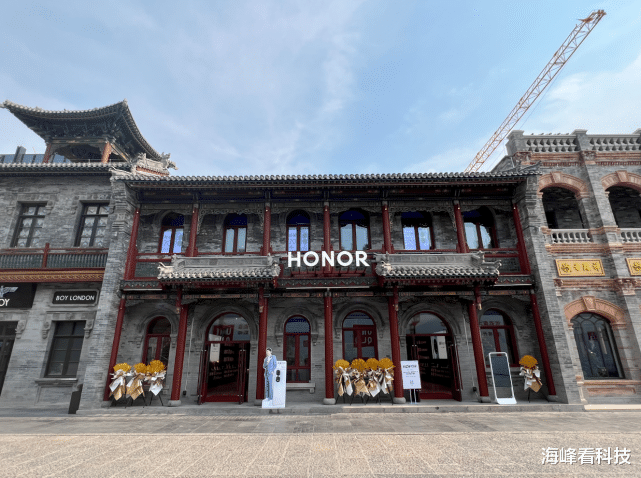 操作系统|揭秘荣耀LIFE太原店,颠覆你对手机门店的传统认知!