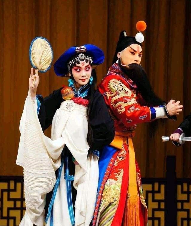 毛晓彤|京剧演员石晓珺称演员不容易起哄的观众太没品和廉价，她说的对吗