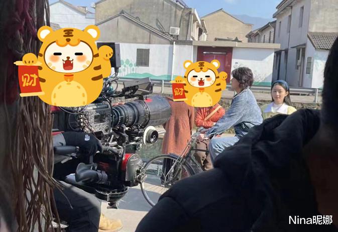 赵丽颖|赵丽颖最新拍摄现场，穿黄衣大脑门抢镜，搭档欧豪骑自行车太腻歪