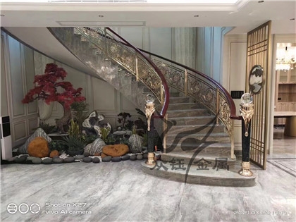 别墅旋转纯铜楼梯护栏 雕花楼梯扶手镀铜+金色绝配