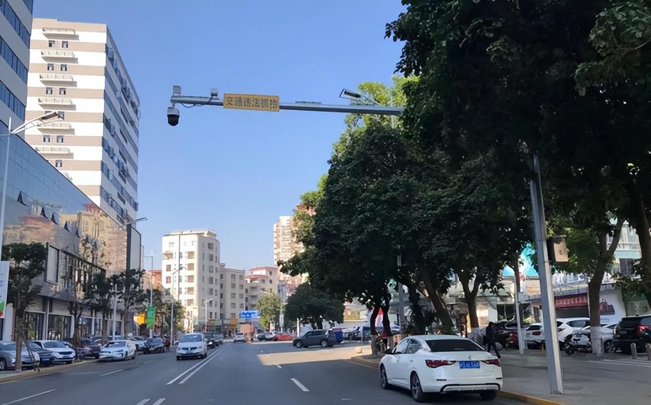 电子眼抓拍时的秘密，闪烁次数代表不同含义，有时不一定在拍违规