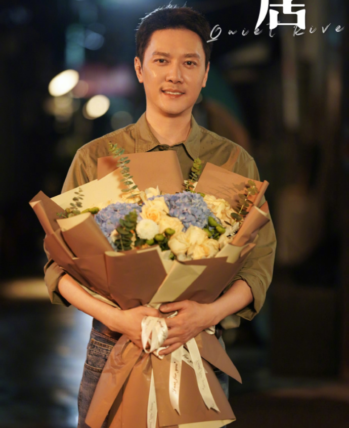冯绍峰|冯绍峰童谣床上拍吻戏！双方对视相拥热吻，气氛暧昧场面太激烈